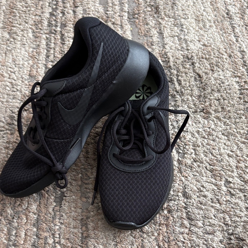 Nike Black mesh sneakers- Tanjun- men’s